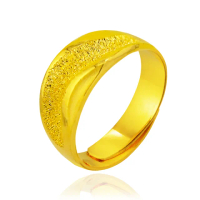 【金緻品】黃金男戒指 遠見 1.53錢(純金男戒子 男生金戒指 中性戒指 寬版男戒 鑽砂 噴砂 交錯 流線)