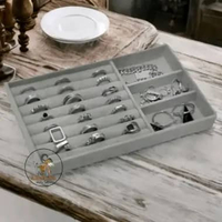 Tempat Display Nampan Perhiasan Variasi Cincin dan Sekat 20 x 30 Abu-abu