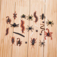 30Pcs Halloween Funny Toys Plastic Cockroach Housefly Centipede Scorpions Gags Practical Jokes Toy Oyuncak Gadgets Rubber Bugs