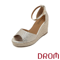 【DROM】坡跟涼鞋 厚底涼鞋/個性歐美時尚金屬亮皮編織魚口露趾草編坡跟厚底涼鞋(金)