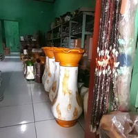guci terbuat dari tanah liat