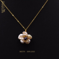 M79-Dây chuyền ngọc trai hoa 5 cánh nhụy xanh