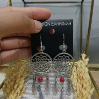 Anting Fashion Dreamcatcher dengan Bulu dan Batu Merah untuk Tampilan Elegan