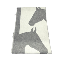 HERMES 最新款100%喀什米爾羊絨雙面雙色馬頭印花流蘇圍巾(愛的故事)(深灰/米白)