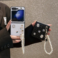 Luxury Korean Diamond Check Rhinestone Pearl Bracelet Portable Case for Samsung Galaxy Z Flip5 5G Z Flip5 Zflip5 Back Cover