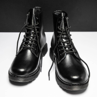 LZD รองเท้าบูทมาร์ตินผู้ชายเพิ่มความสูงด้านใน 10CM รองเท้าบูททำงานสไตล์อังกฤษหุ้มข้อสูงรองเท้าแฟชั่