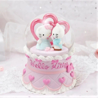 【JARLL 讚爾藝術】Hello Kitty&Daniel 情人 燈光 水晶球音樂盒(官方授權)