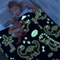 【美國 Snooze Bliss】夜光輕巧保暖男童男孩兒童毛毯 - 藍恐龍世界(聖誕彌月禮物.附贈旅行收納束口袋)