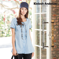 【Kinloch Anderson】金安德森女裝 清新前荷葉平塔克開襟上衣(襯衫-棉質-白/水藍)