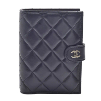 【CHANEL 香奈兒】經典金色雙C LOGO菱格紋羊皮多夾層護照夾(黑/酒紅色AP3791L-BLK-GP)