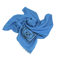 MOSCHINO簡約電繡小熊圖案素面薄圍巾(藍/60X200)