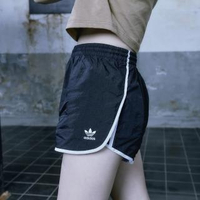 【adidas官方旗艦館】ADICOLOR 運動短褲 女(GN2885)