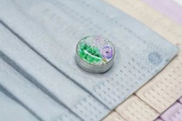 15mm 綠色康乃馨 圖案香薰扣 香精油釦 精油飾物 口罩/衣領適用 磁石釦 口罩香薰夾 (連6片顏色隨機的可重用棉片)(隨機送上口罩3片)