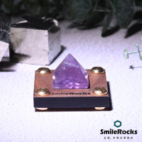 【SmileRocks 石麥】紫水晶金字塔 2.4x2.4x2.1cm(智慧水晶 附SmilePad 5x5底板)