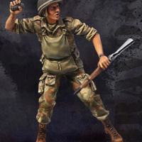 1/35 Scale Unpainted Resin Figure Throwing collection figure