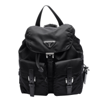 PRADA 普拉達 經典Saffiano三角LOGO雙口袋穿釦束口尼龍後背包(黑色)