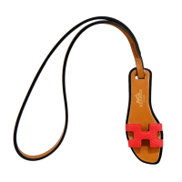 【Hermes 愛馬仕】Oran Nano 小牛皮奧蘭涼鞋吊飾(白)