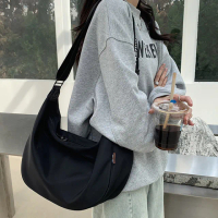 【MoonDy】包包 女生包包 月半包 尼龍包包 側背包女 休閒包 寬肩帶 斜背包 防水包包 尼龍斜背包 尼龍