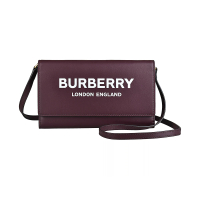 【BURBERRY 巴寶莉】BURBERRY Hazelmere白字LOGO牛皮壓釦式斜背/手拿包(酒紅)