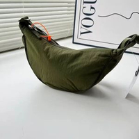 日系收納袋斜孭袋【綠色】馬卡龍百搭單肩包 男裝女裝斜挎包 運動旅行出遊 簡約休閒時尚 輕便水餃包 掛肩袋 側孭袋 單肩袋