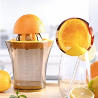 Lemon Juicer and Orange Juicer,Manual Portable Citrus Juicer Plastic, Multifunctional Juicer Juice Cup, 600mlLarge Capacity