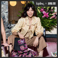 【KIPLING】Kipling x ANNA SUI 浪漫向日葵圖騰多袋實用配件包-IAKA L WRISTLET