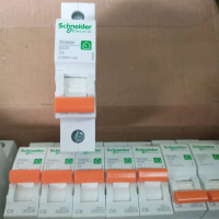 Schneider Electric Demar MCB C6 0 CMF01108 Soket Listrik dengan Warna Oranye dan Putih