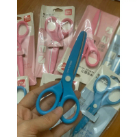 Kéo học sinh Deli 6023 xanh, hồng