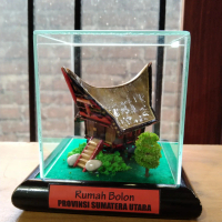 miniatur rumah bolon