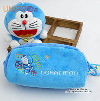 【UNIPRO】 Doraemon 哆啦A夢 小叮噹 絨毛 大拉鍊 大容量 化妝包 萬用包 鉛筆盒 筆袋