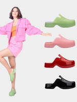2024 รองเท้าแตะแบบเดียวกันกับ Melissa รุ่นใหม่สำหรับฤดูใบไม้ร่วงรองเท้าแตะหัวปิดพื้นหนาและหน้ากว้างรองเท้าแตะพื้นนิ่มสีพื้นรองเท้าเยลลี่ ~