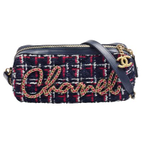CHANEL 經典草寫品牌LOGO格紋軟毛呢拉鍊斜背圓筒包(海軍藍色-展示品)