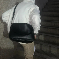 【MoonDy】包包男 包包 側背包 郵差包 腋下包 韓國包包 收納包 斜背包 皮革包包 A4包包 名牌男生包包