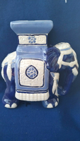 日本回流陶瓷大象擺飾  ，可做置物花臺底座 。藍白釉浮雕，
