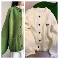 【ASister 小姊姊】現貨在庫★針織外套☆*圓領香蕉刺繡*雙口袋5釦開襟長袖針織外套/針織衫(2色_F #AS0700)