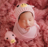 新生兒攝影道具小豬玩偶帽子組合嬰兒拍照搭配針織帽滿月照相道具