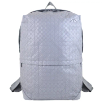 【ISSEY MIYAKE 三宅一生】BAOBAO 壓紋三角方格直立後背包(灰色/大)