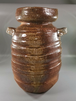 日本 信樂燒 粗陶手捏花瓶一只，自然流釉加作者手捏器型，下圓
