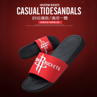 721★ ผู้ชาย NBA รองเท้าแตะกีฬาโลโก้ทีม Lakers Rockets Celtics Home Fashion Basketball รองเท้าแตะฤดูร