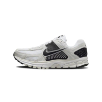 【NIKE 耐吉】ZOOM VOMERO 5 男休閒運動鞋-白米黑(FB9149101)