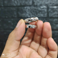 Cincin Couple Ukir Nama Titanium Ala Cincin Tunangan Asli