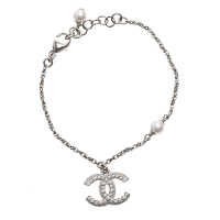 CHANEL 經典珍珠鑲飾雙C LOGO造型手鍊(銀色)