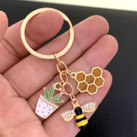 Cute Insect Enamel Bee Keychain Fashion Geometric Honeycomb Bee Drip Oil Rhinestone Keyring Chain Bumblebee Ornament