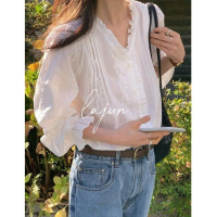 [LAJUN KOREA] Áo Blouse Lolly Lace Cổ V Tay Dài Bồng Nhẹ Phối Bèo Hoạ Tiết Thêu Hoa Nổi