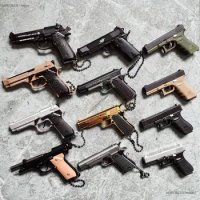 2024 1:3 Mini Solid Wood Handle Colt 1911 Pistol Model Alloy 92f Keychain Detachable Fake Gun Collection Pendants for Adult Gift