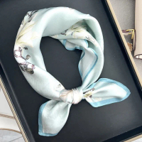 【JC Collection】純蠶絲高雅精緻梅花圖輕薄柔軟四季百搭方巾絲巾(藍、粉)