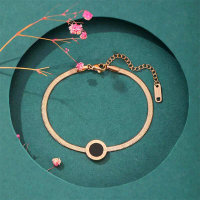 Gelang Tangan Titanium Perempuan Liontin Bulat Hitam Romawi Gelang Titanium Anti Karat