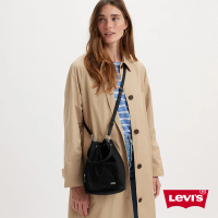 【LEVIS 官方旗艦】女款 手提、斜背兩用束口水桶包 / 簡約髮絲紋金屬Logo 黑 人氣新品 D7960-0001