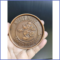 ที่รองแก้วน้ำที่ระลึกจาก Walt Disney World วินเทจ ลาย Mickey Mouse โลหะทองเหลือง ขนาด 3 นิ้ว