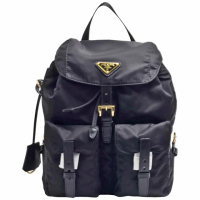 【PRADA 普拉達】經典Saffiano金色三角LOGO雙口袋穿釦束口尼龍後背包(黑色1BZ677-VELA-NERO-1)
